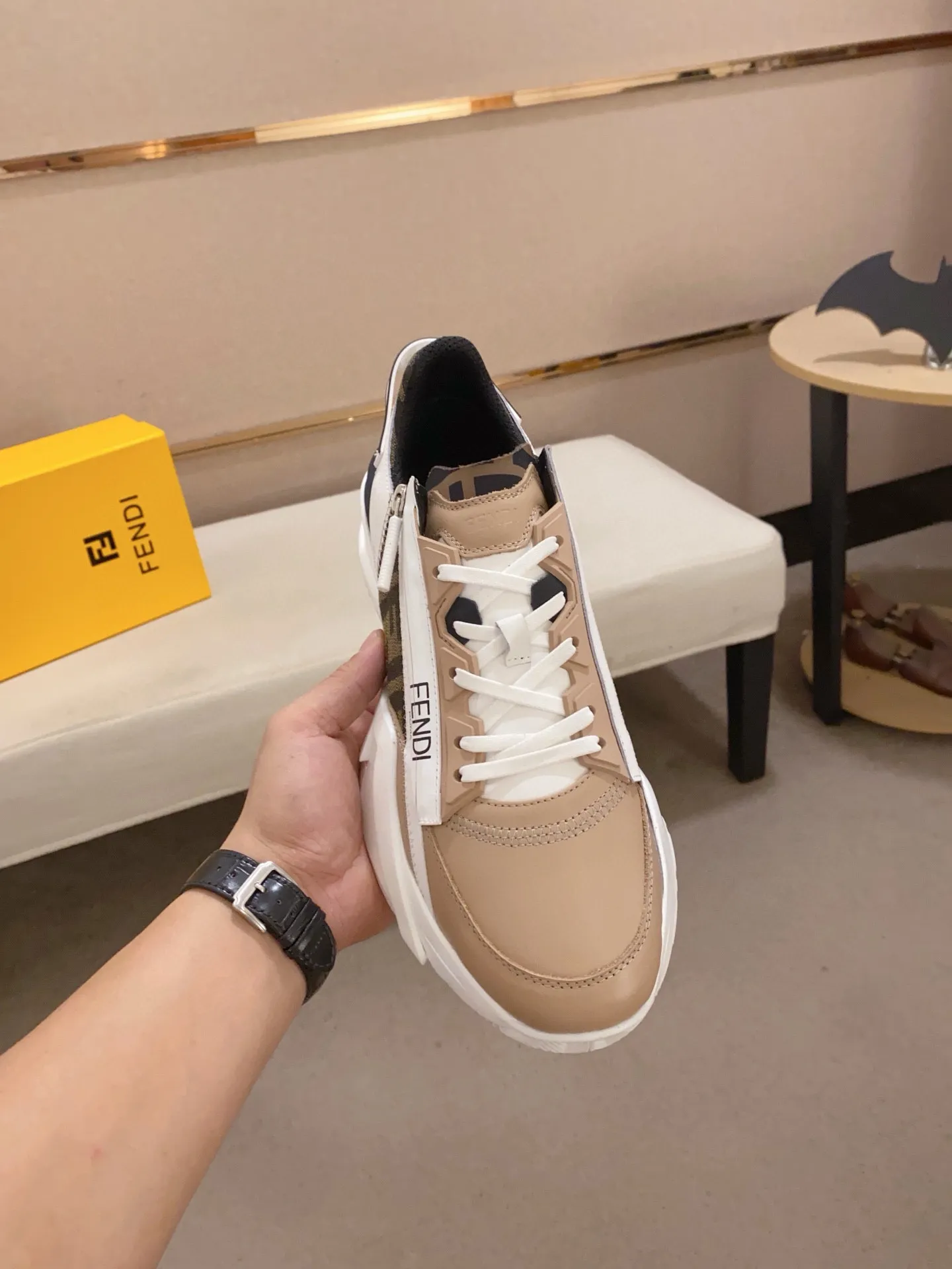 Men's shoes💰: 540💰(Higher version) [Fendi] Fendi's latest casual shoes for men! Available at counters simultaneously! A one-to-one replica of the original. Made entirely of imported top-grain calfskin, the interior is made of top-grain water-dyed cowhide, and the original factory-supplied rubber outsole. Leading new fashion concepts. Matching code: 38-44. 45 can be customized and non-returnable!